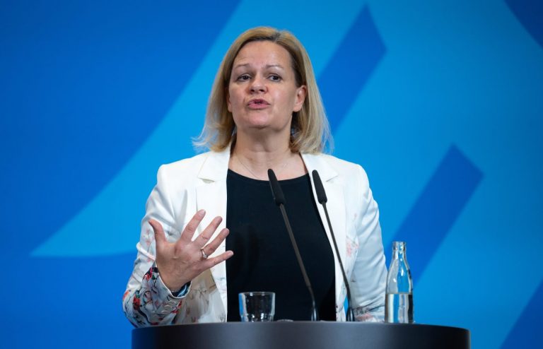 Bundesinnenministerin Nancy Faeser (SPD): So schnell distanzieren sich Linke nicht Foto: picture alliance/dpa | Bernd von Jutrczenka
