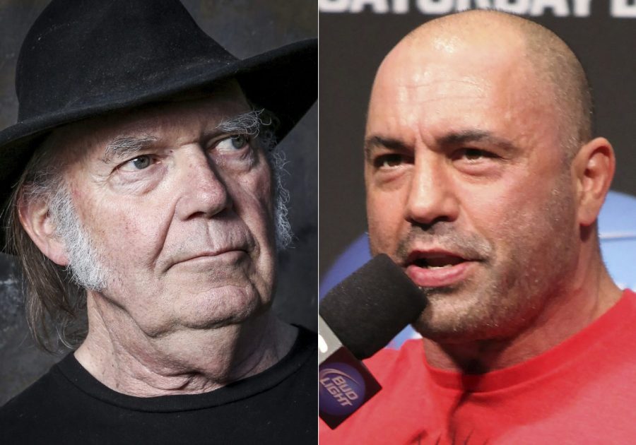 Songwriter Neil Young (l.) stört sich am Podcast von Joe Rogan Foto: picture alliance / ASSOCIATED PRESS | Uncredited