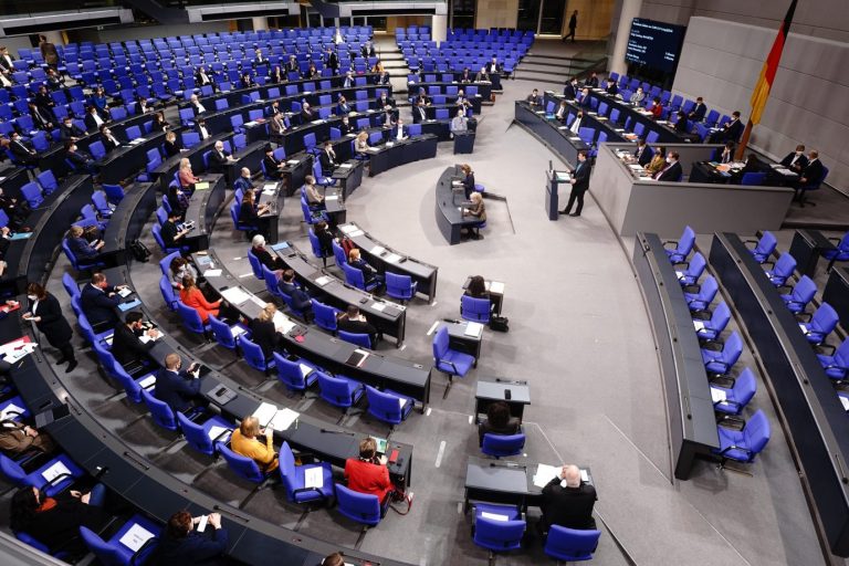 Bundestagsabgeordnete im Plenarsaal des Reichstagsgebäudes: Die Erhöhung der Diäten muß nicht mehr im Parlament debattiert und beschlossen werden