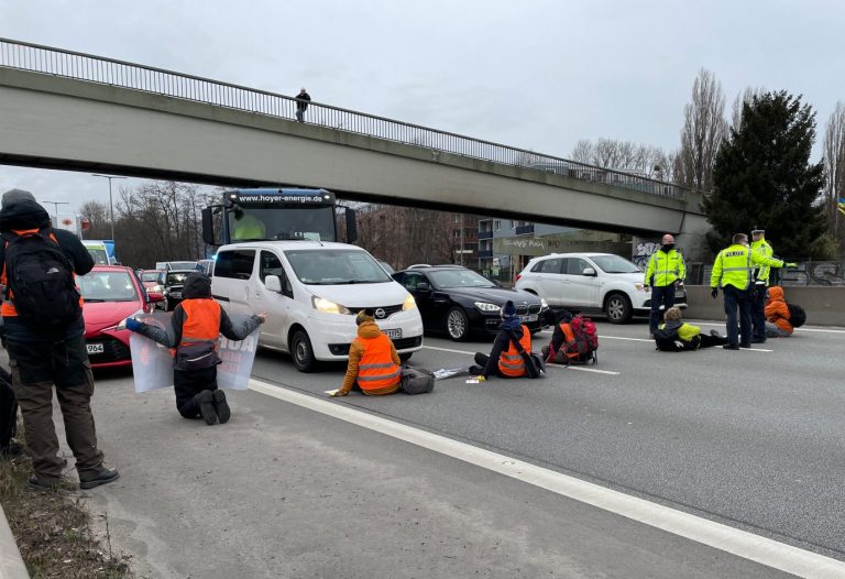 Radikale Klimaschützer blockieren Autobahn in Berlin