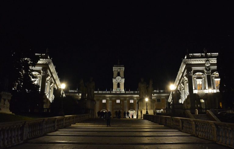 Das Kapitol in Rom ist in Dunkelheit gehüllt