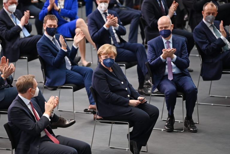 Nicht nur Politiker himmeln Ex-Kanzlerin Angela Merkel an Foto: picture alliance/dpa/dpa-Zentralbild | Britta Pedersen