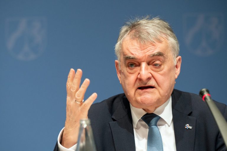 Nordrhein-Westfalens Innenminister Herbert Reul (CDU) will den Katastrophenschutz verbessern Foto: picture alliance/dpa | Federico Gambarini