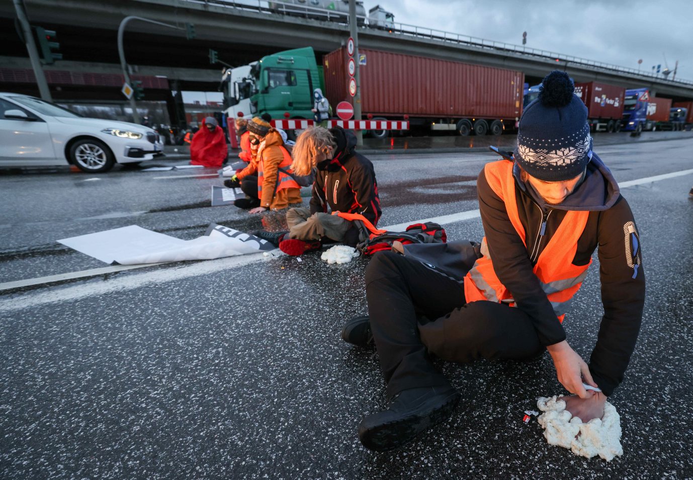 Radikale Klimaschützer blockieren die A7 in Hamburg