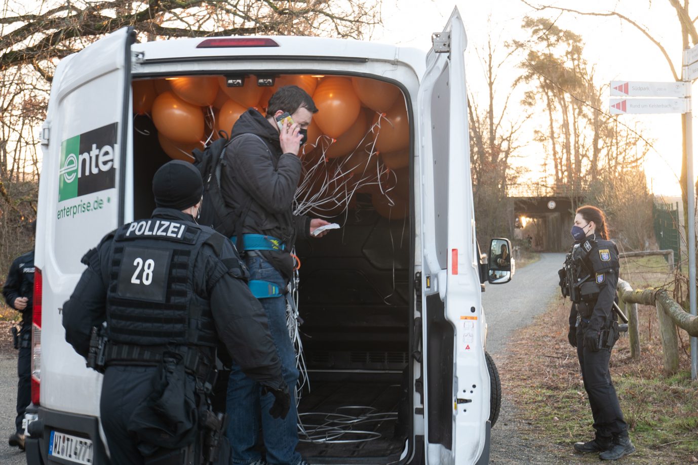 Polizeibeamter schließt Tür eines Transporters: In dem Fahrzeug befinden sich Luftballons, die radikale Klimaschützer für eine Störaktion verwenden wollten