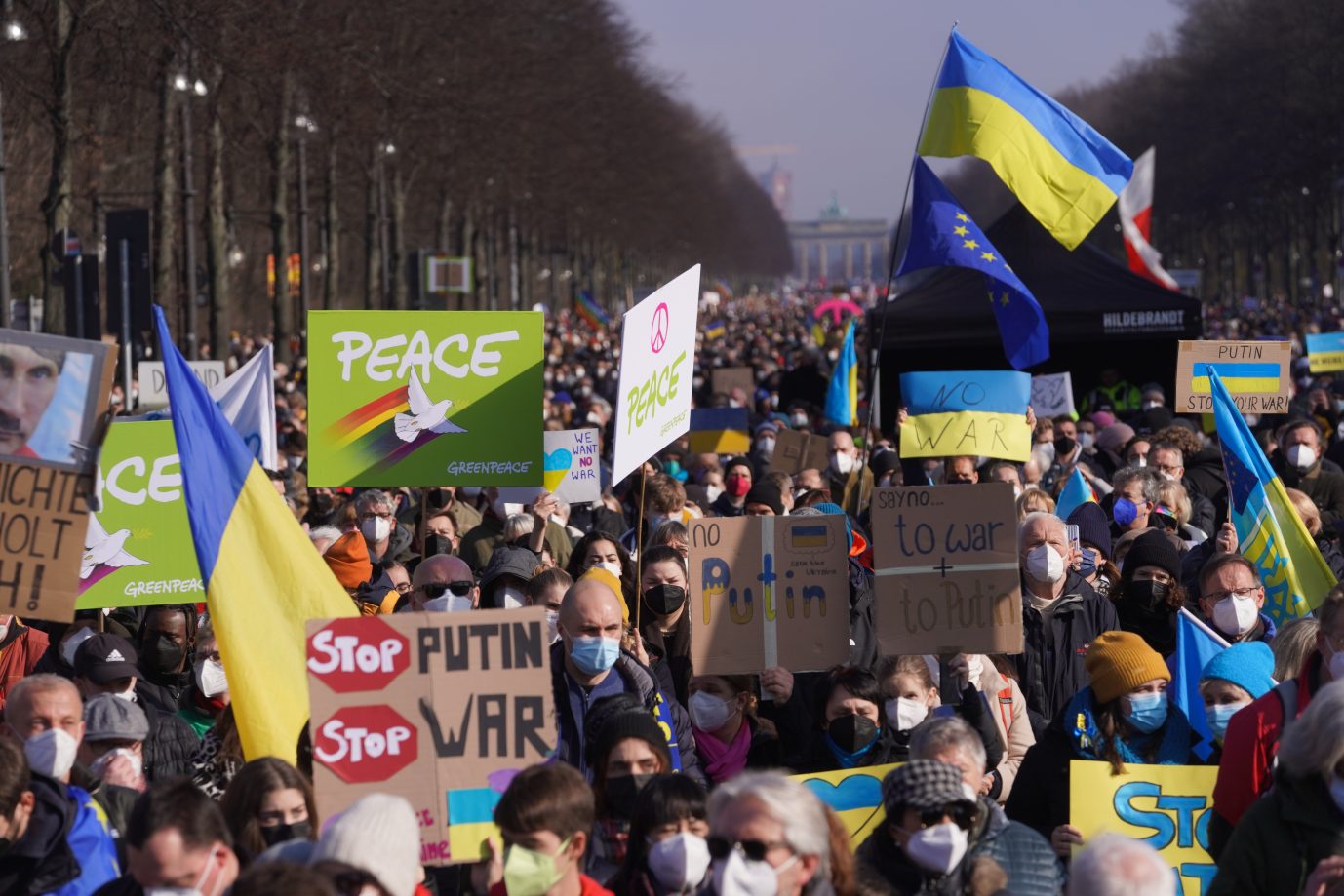 Zahlreiche Demonstranten protestieren in Berlin gegen den Ukraine-Krieg