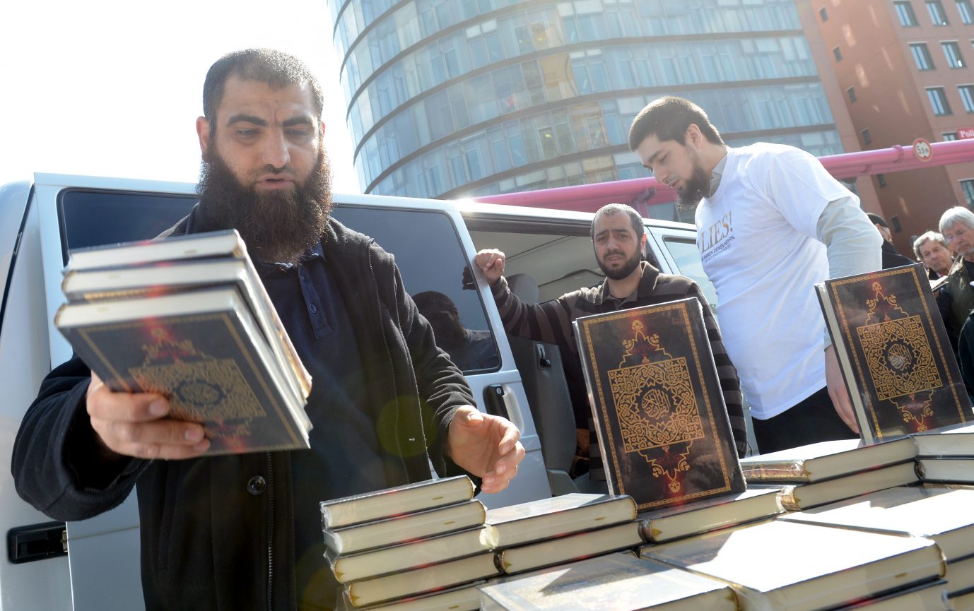 Salafisten verteilen den Koran: Niedersachsen warnt, heute setzten sie auf andere Rekrutierungswege (Archivbild) Foto: picture alliance / dpa | Britta Pedersen