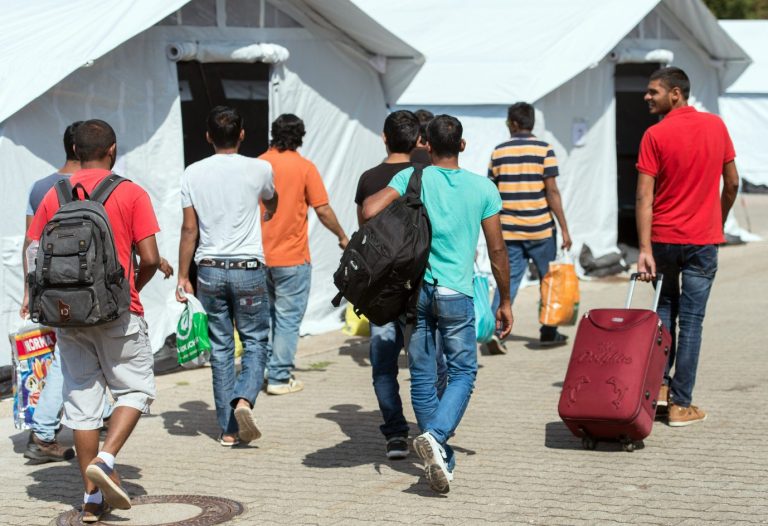 Einwanderer beziehen Zeltlager: Deutsche Sicherheitsbehörden befürchten einen neuen Migrationsdruck auf die Bundesrepublik