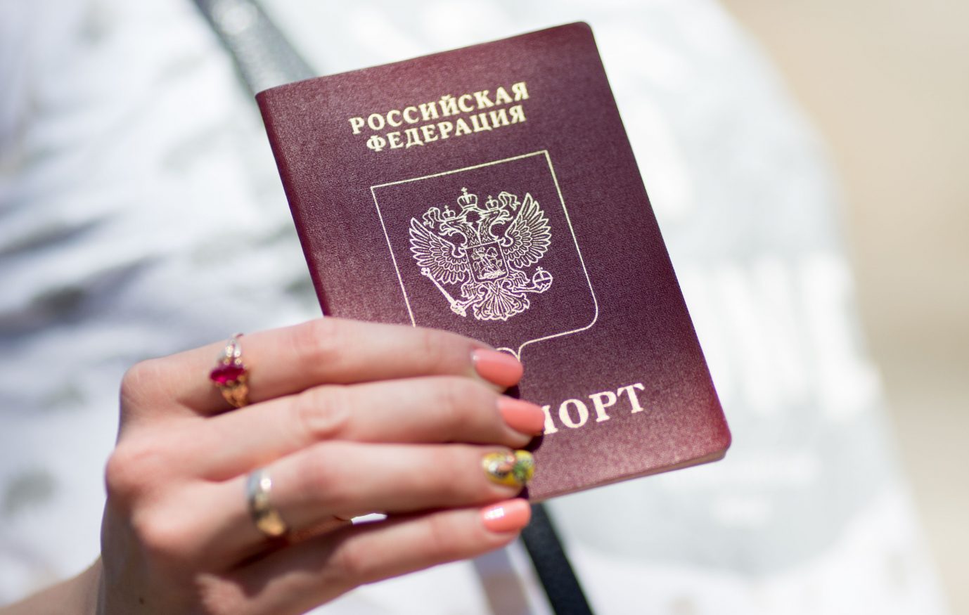 Frau zeigt russischen Paß vor: Zwei Gastwirte hatten Staatsbürger des Landes in ihren Lokalen für unerwünscht erklärt