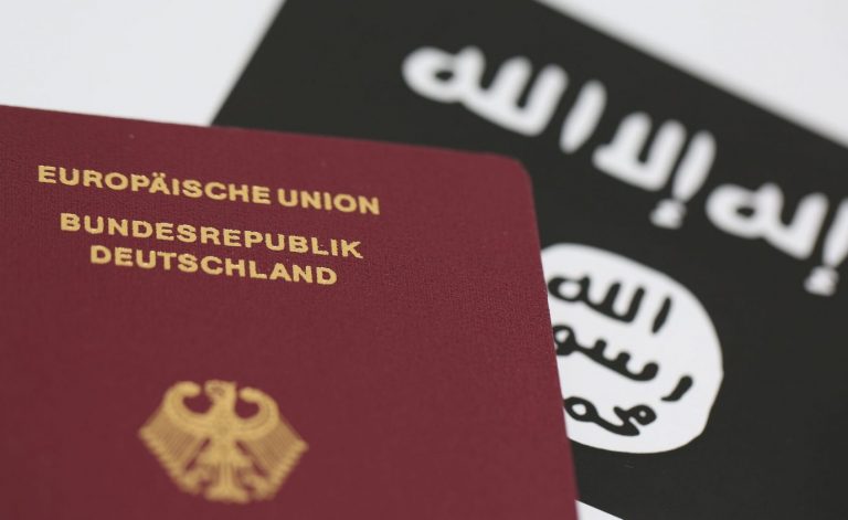 Deutscher Reisepaß und Flagge des Islamischen Staats: Bislang keine Ausbürgerungen