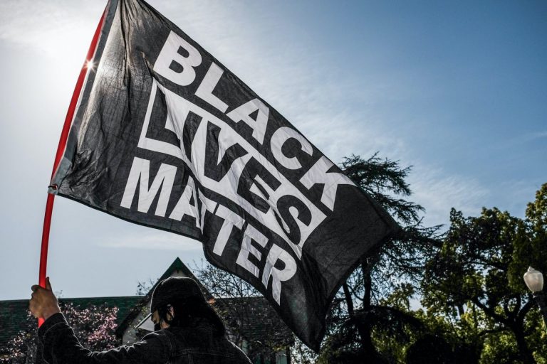 Die "Black Lives Matter"-Flagge weht jetzt auch über der US-Botschaft in Brasilien Foto: picture alliance / ZUMAPRESS.com | Stanton Sharpe