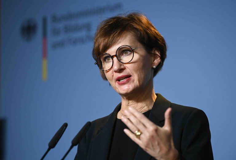Bundesbildungsministerin Bettina Stark-Watzinger (FDP) will Forschungsprojekte gegen Fake News fördern Foto: picture alliance/dpa/dpa-Zentralbild | Jens Kalaene