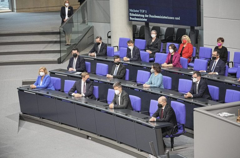 Regierungsbank oder Kabarett-Bühne: Das Bundeskabinett um Kanzler Olaf Scholz (SPD) Foto: picture alliance/dpa | Michael Kappeler