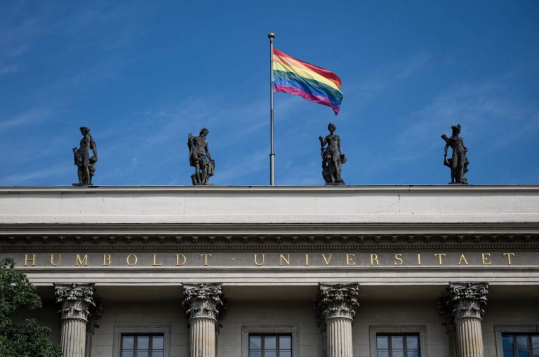 Regenbogenflagge auf der Humboldt Universität: Symbolpolitik reicht der Gesellschaft für Freiheitsrechte nicht Foto: picture alliance/dpa | Fabian Sommer