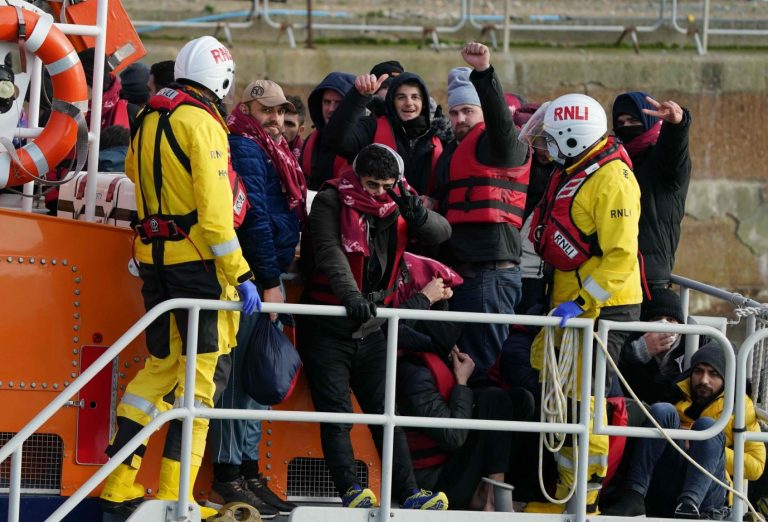 Migranten nach der Überquerung des Ärmelkanals Der französische Präsident Emmanuel Macron macht Großbritannien für die verunglückten Flüchtlinge auf der Meerenge verantwortlich Foto: picture alliance / empics | Gareth Fuller