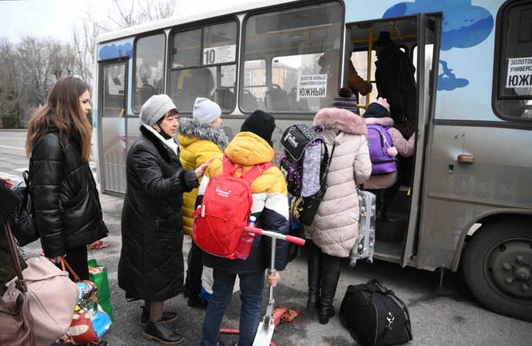 Ein Bus evakuiert Flüchtlinge aus dem ukrainischen Donbas Bund und Länder bereiten sich unterdessen auf eine neue Migrationswelle vor Foto: picture alliance/dpa/Sputnik | Ilya Pitalev