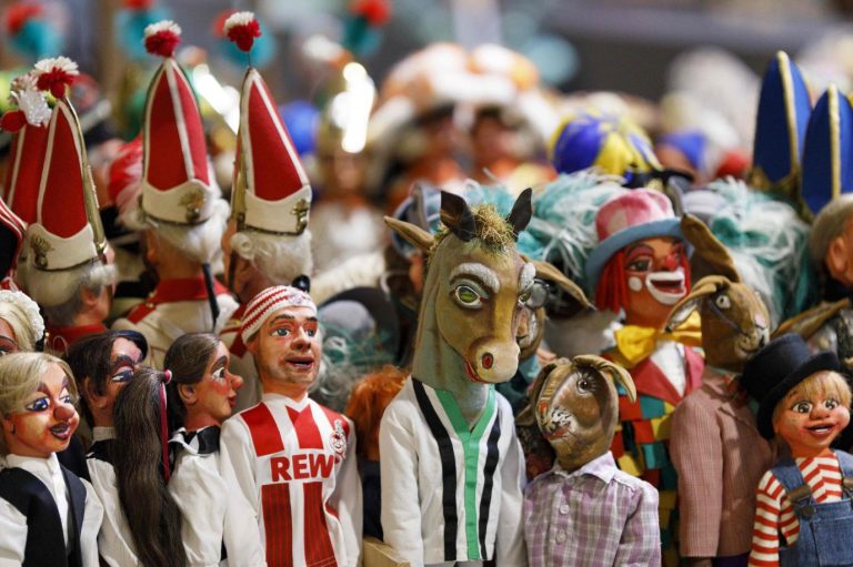 Die Kölner sollen Karneval in diesem Jahr in sogenannten Brauchtumszonen feiern Ob sich Kölsch-Comanchen das gefallen lassen? (Symbolbild) Foto: picture alliance / Geisler-Fotopress | Christoph Hardt/Geisler-Fotopres