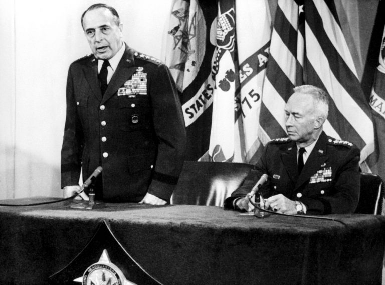 US-General Lyman Lemnitzer (links): Er empfahl „gut koordinierte Zwischenfälle“ zu inszenieren