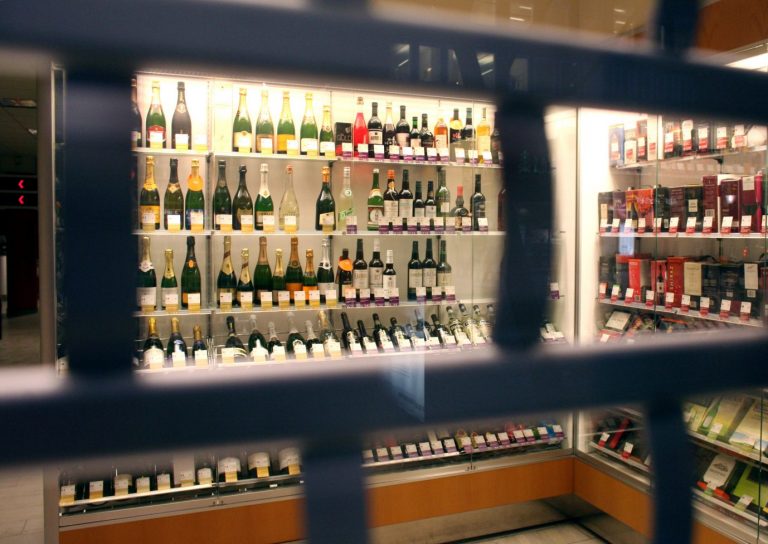 Alkohol hinter Gittern: Geht es nach einigen Grünen, soll Hochprozentiges nur noch in speziellen Läden verkauft werden Foto: picture-alliance/ dpa | Kay Nietfeld