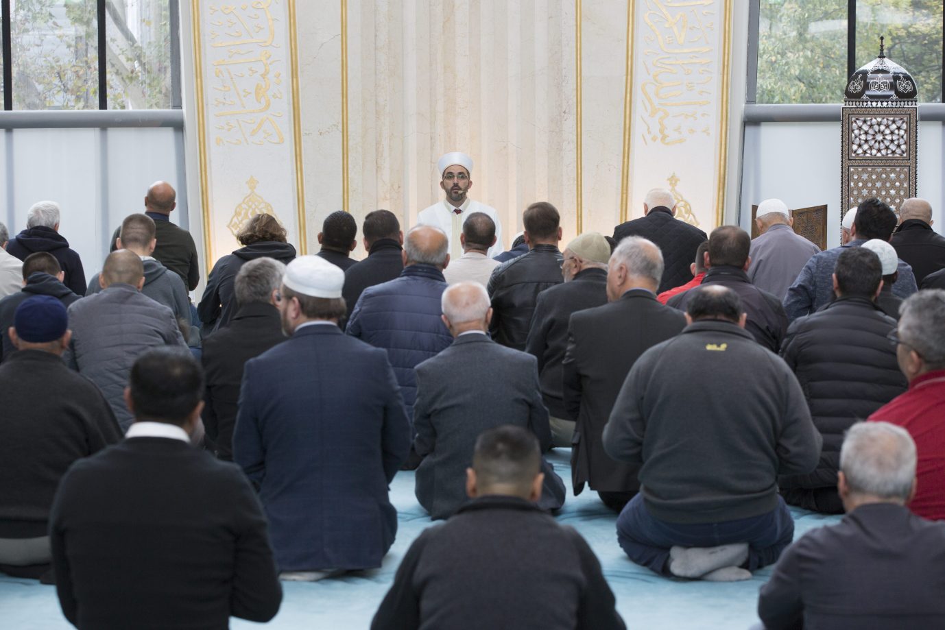 Moslems beten in einer Moschee