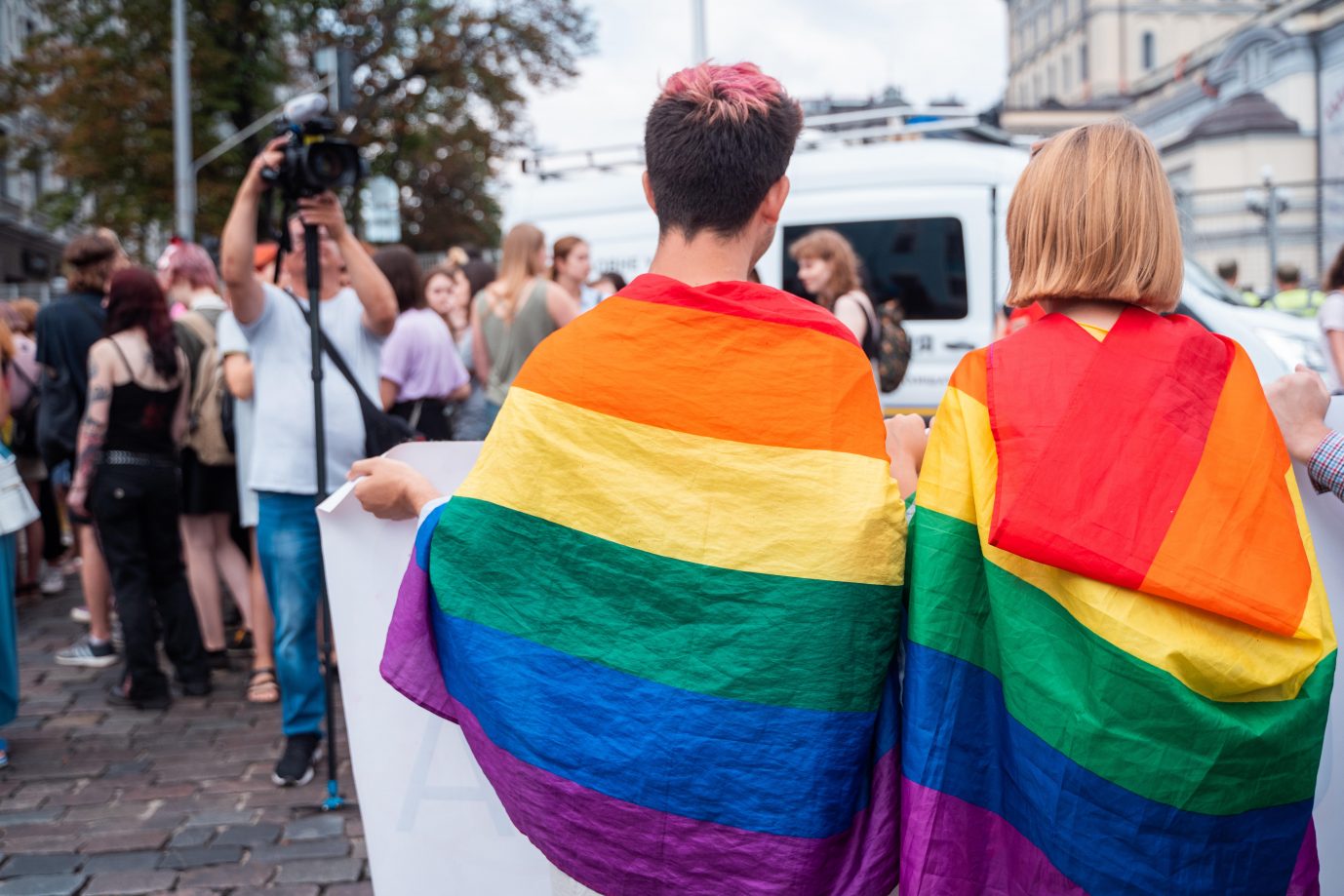 Jugendliche mit Regenbogenflaggen auf einer LGBTQ-Demo: Propagierung auch von Transgender-Ideologie (Symbolbild) Foto: picture alliance / Zoonar | Oleksii Hrecheniuk