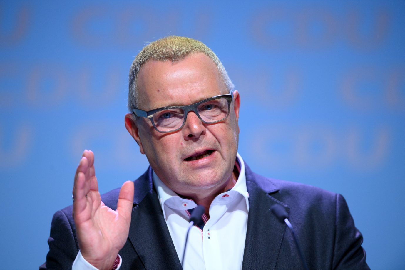 Brandenburgs Innenminister Michael Stübgen (CDU): Wer seinen Haß gegenüber politisch Andersdenkenden durch Sachbeschädigung, Beleidigung oder gar Gewalt ausdrückt, tritt die Demokratie mit Füßen“