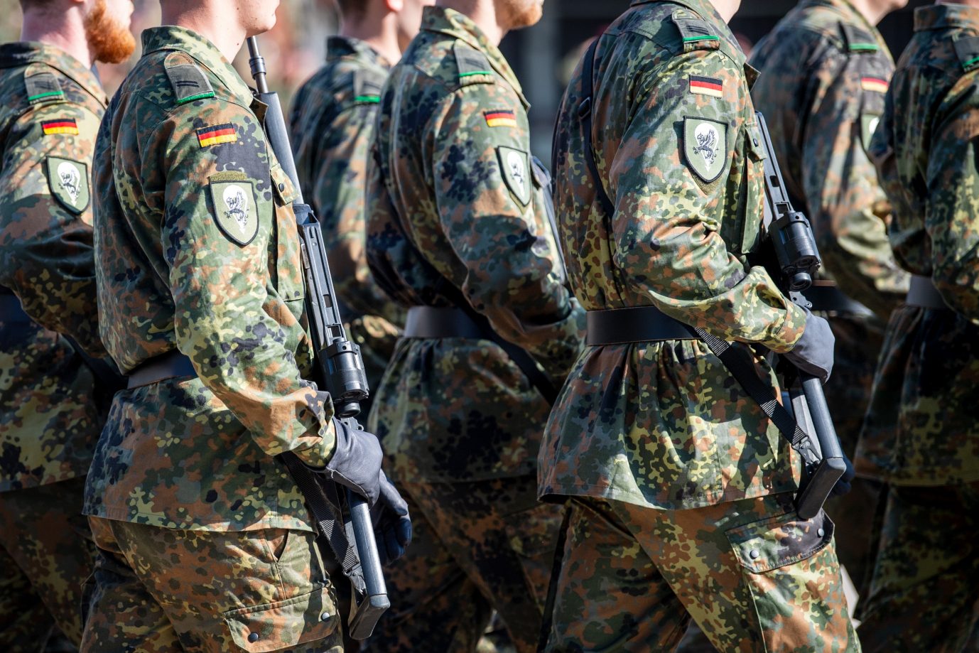 Soldaten der Bundeswehr: Allein die leeren Munitionsbestände der Armee aufzufüllen, soll rund 30 Milliarden Euro kosten