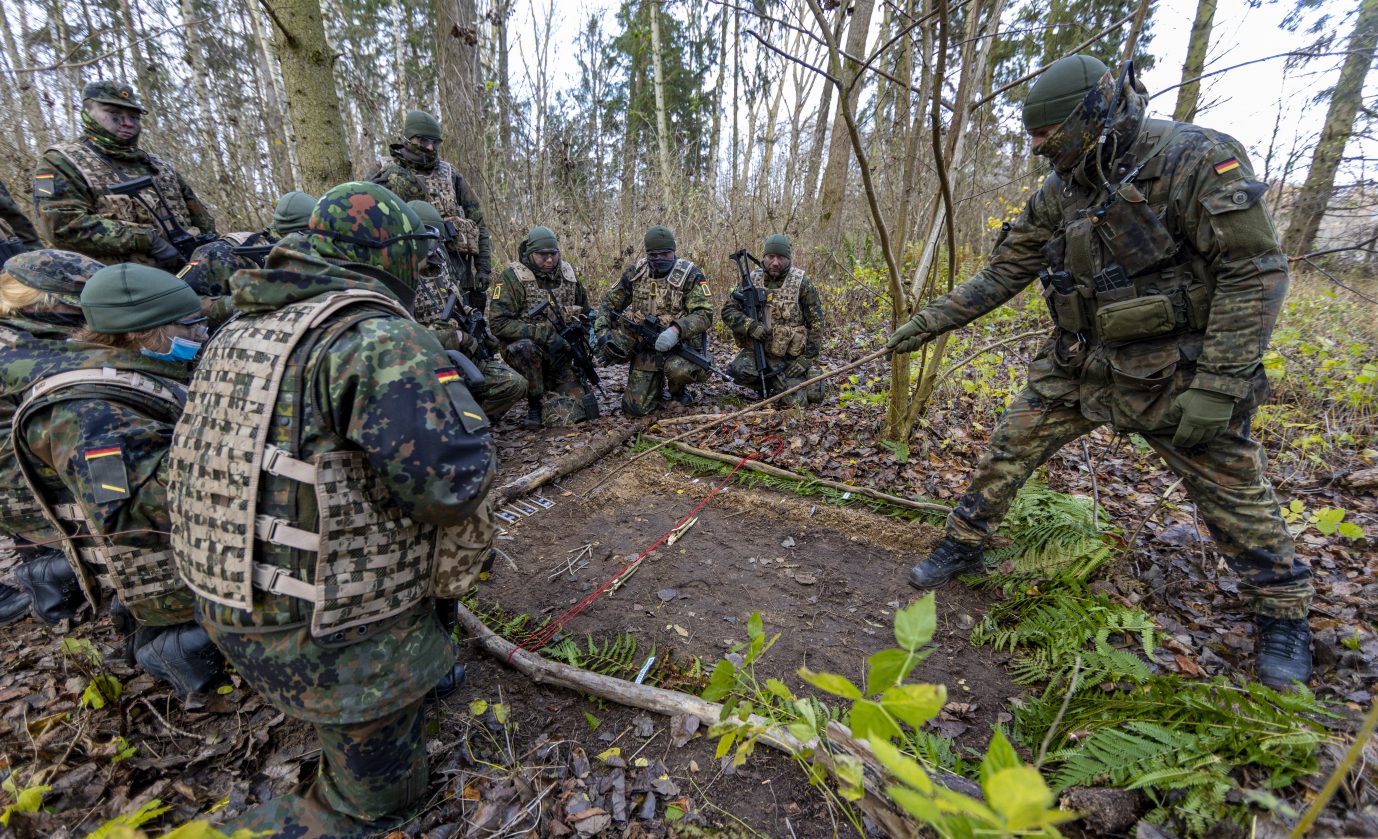 Bundeswehr-Soldaten während einer Ausbildung: Erneute Debatte über Wehrpflicht