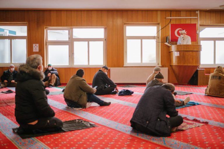 Ein Imam leitet das Freitagsgebet in einer Ditib-Moscheegemeinde Foto: picture alliance/dpa | Ole Spata