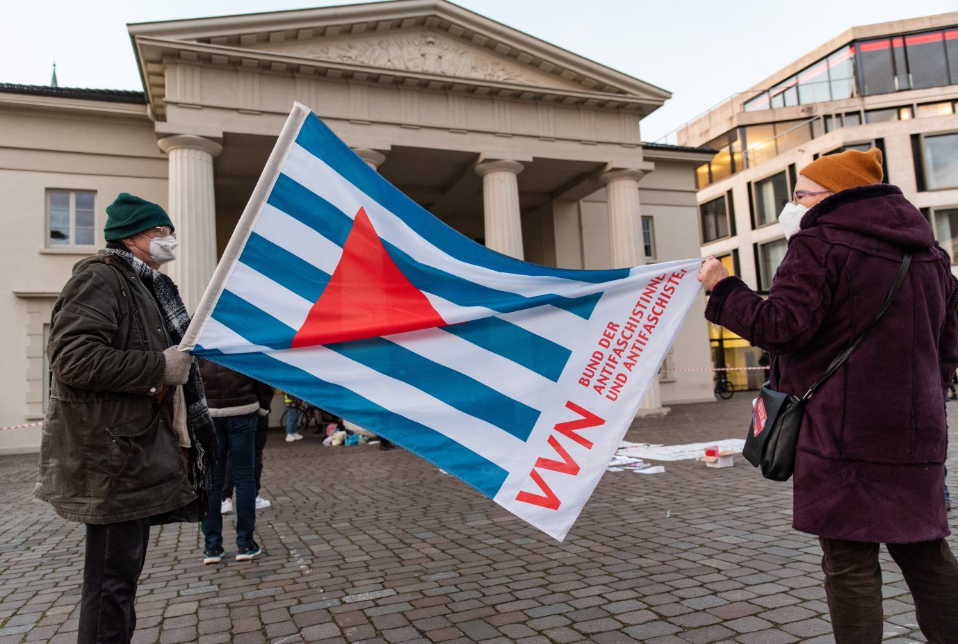 Demonstranten zeigen eine Fahne der VVN-BdA während einer Demonstration (Archivbild) Foto: picture alliance / Eibner-Pressefoto | Eibner/Fabian Steffens