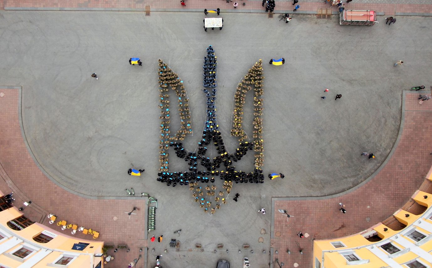 Kadetten der Militärakademie von Odessa stellen sich in Form des ukrainischen Dreizack in den Nationalfarben Blau und Gelb auf Foto: picture alliance / Photoshot | -