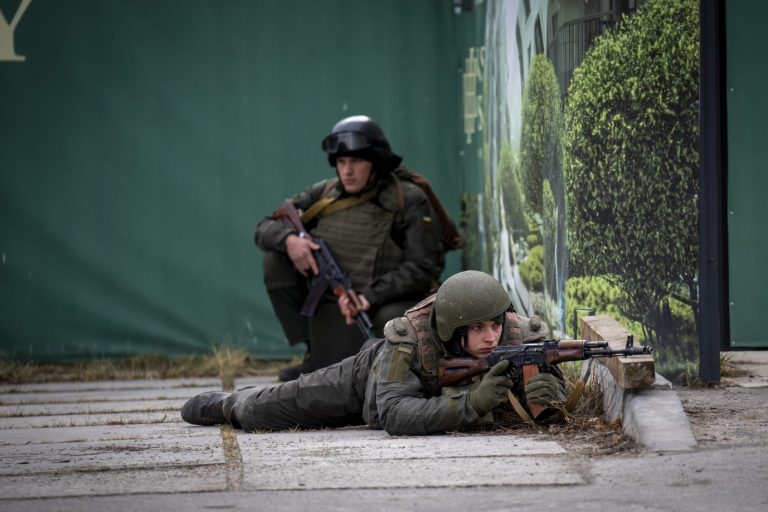 Ukrainische Soldaten gehen in Stellung Foto: picture alliance / ASSOCIATED PRESS | Emilio Morenatti