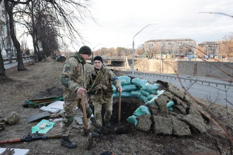 Ukrainische Soldaten bauen eine Schutzstellung in Kiew Foto: picture alliance/dpa/MAXPPP | Philippe De Poulpiquet