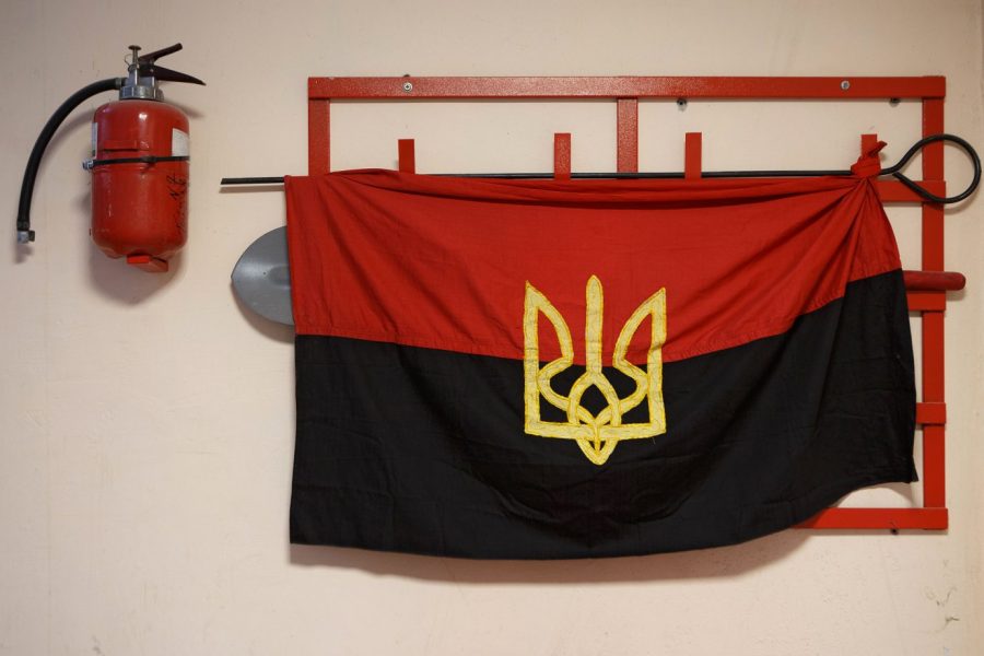 Flagge in einer ukrainischen Armeeeinrichtung: Auch Schwarz und Rot finden sich in der Farbenwelt der ukrainischen Nationalbewegung Foto: picture alliance / Photoshot | - 