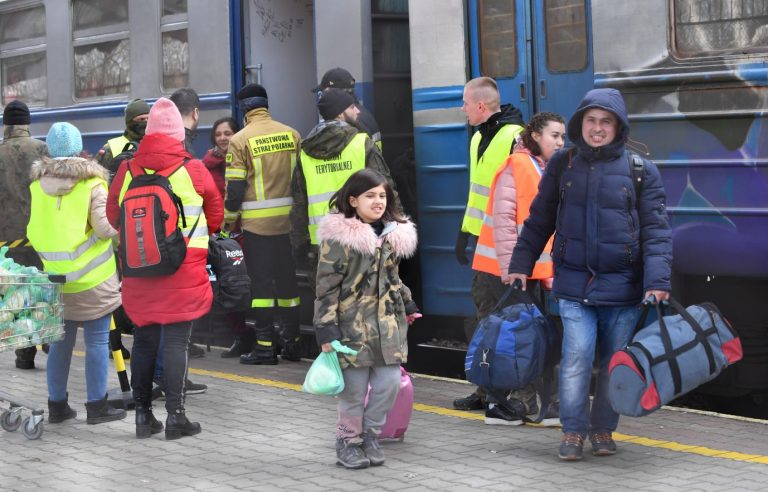 Ukrainische Flüchtlinge und Helfer am Bahnhof im polnischen Premissel