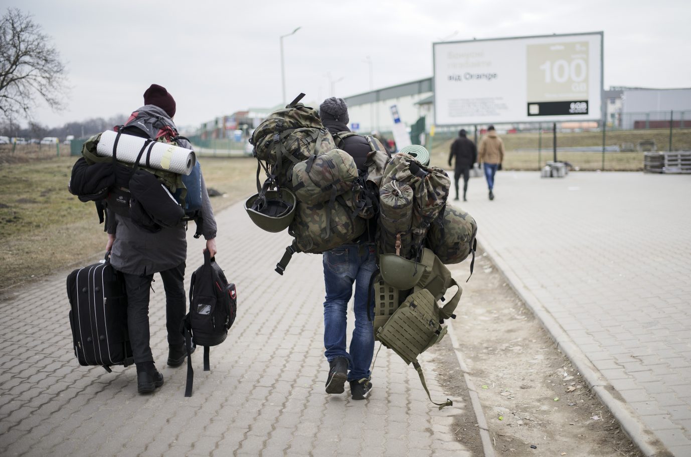 Kriegsfreiwillige überschreiten die polnische-ukrainische Grenze, um gegen Rußland zu kämpfen Foto: picture alliance / ASSOCIATED PRESS | Markus Schreiber