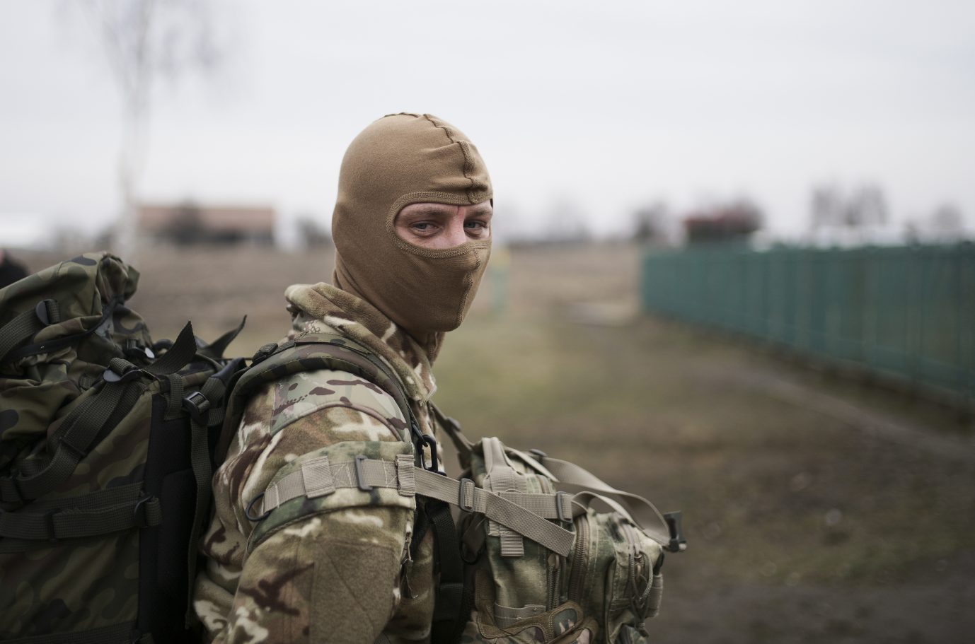 Ein Freiwilliger, der im Krieg gegen Rußland für die Ukraine kämpfen will, am Grenzübergang Foto: picture alliance / ASSOCIATED PRESS | Markus Schreiber
