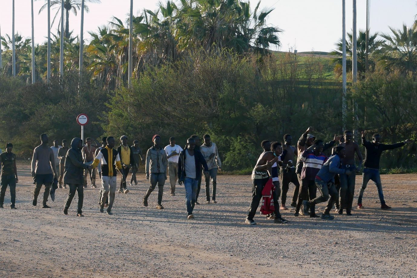 Migranten nach der Überwindung des Grenzzauns in der spanischen Exklave Melilla