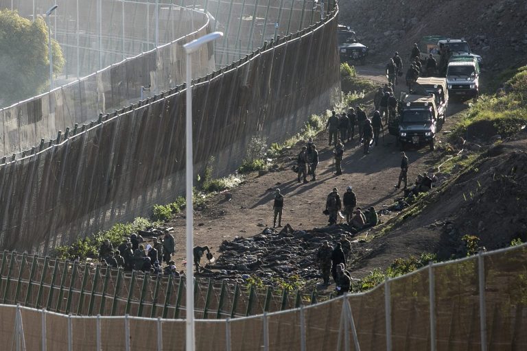 Sicherheitskräfte überwachen die Grenze zur spanischen Exklave Melilla (Archivbild) Foto: picture alliance / ASSOCIATED PRESS | Javier Bernardo