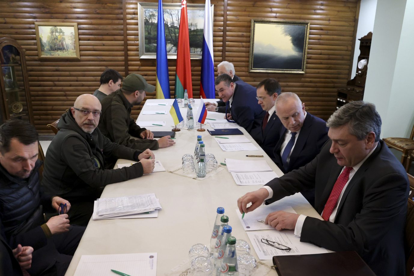 Die Gesandten der Ukraine (l.) und Rußlands treffen sich zu Verhandlungen Foto: picture alliance / ASSOCIATED PRESS | Maxim Guchek