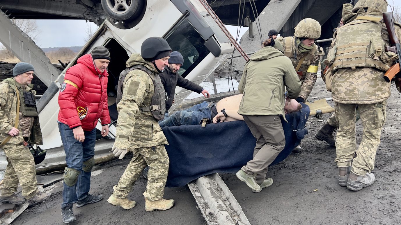 Ukraine Soldaten bringen einen Verwundeten in Kiew in Sicherheit: Die Stadt bereitet sich auf die Belagerung durch Rußland vor Foto: picture alliance/dpa/Fotobanka CTK | Pavel Nemecek