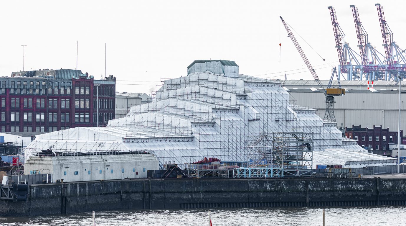 Die verhüllte Yacht "Dilbar" im Hamburger Hafen soll einem russischen Oligarchen gehören: Sanktionen sollen Eliten treffen Foto: picture alliance/dpa | Markus Scholz