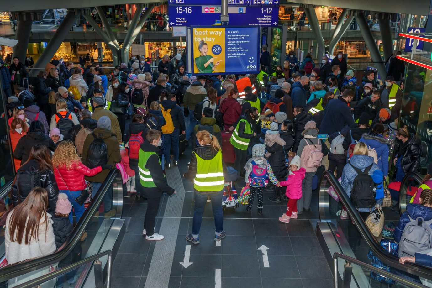 Ukrainische Flüchtlinge kommen am Berliner Hauptbahnhof an Foto: picture alliance / SULUPRESS.DE | Vladimir Menck/SULUPRESS.DE
