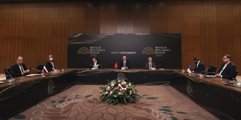 Treffen der Außenminister von Rußland und der Ukraine, Sergej Lawrow (links außen) und Dmytro Kuleba (rechts außen) im türkischen Antalya