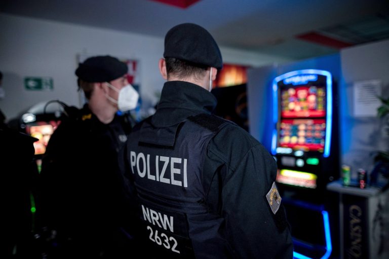 Polizisten bei einer Razzia gegen Clankriminalität in einer Spielhalle in Duisburg