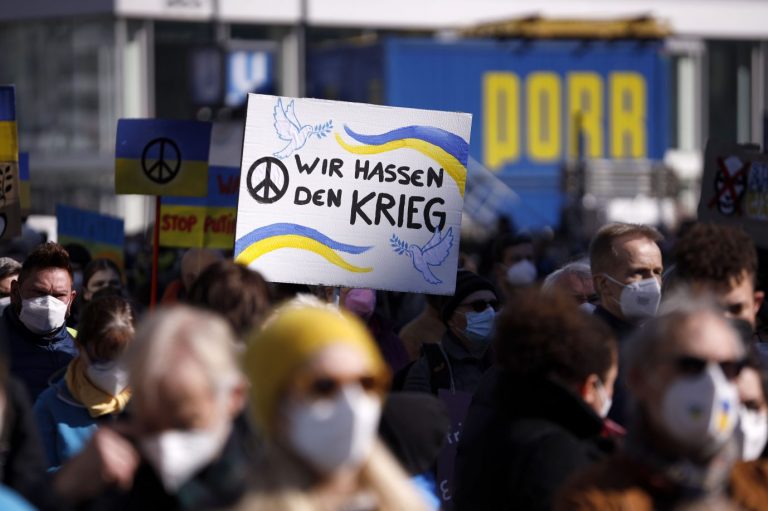 Friedensdemo anläßlich des Kriegs zwischen Rußland und der Ukraine am Berliner Alexanderplatz