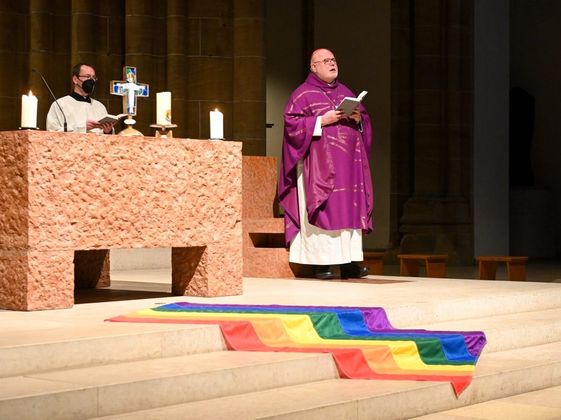 Kardinal Reinhard Marx bei einem Gottesdienst anläßlich des 20jährigen Bestehens der „Queer“-Gemeinde in der Münchner Kirche St. Paul