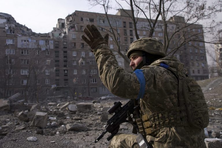 Ein ukrainischer Soldat in der umkämpften Stadt Mariupol Foto: picture alliance / ASSOCIATED PRESS | Mstyslav Chernov