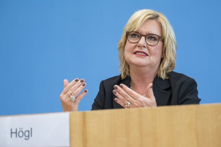Die Wehrbeauftragte des Bundestages, Eva Högl (SPD), stellt den Bericht vor Foto: picture alliance/dpa | Christophe Gateau