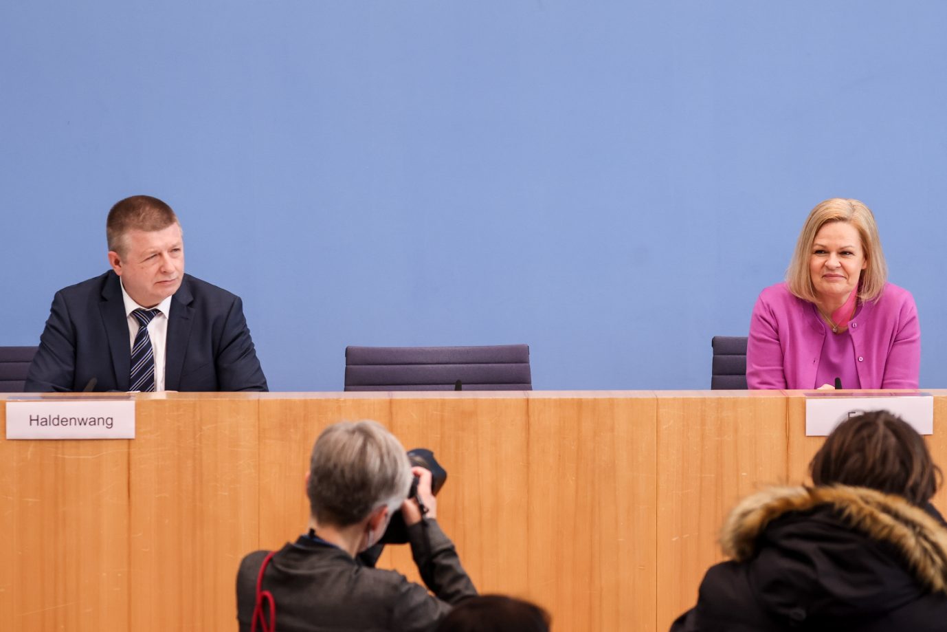 Bundesinnenministerin Nancy Faeser (SPD) und Verfassungsschutzchef Thomas Haldenwang: vereint im "Kampf gegen Rechts" Foto: picture alliance / EPA | FILIP SINGER
